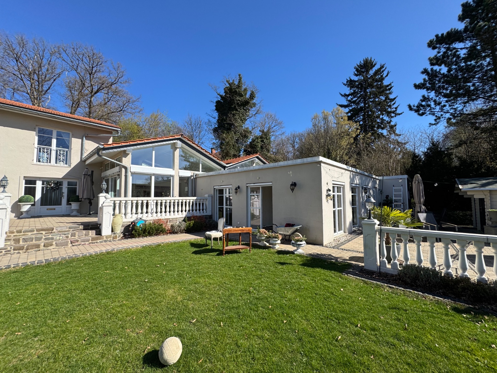 Von Schwimmhalle zum Kaminzimmer